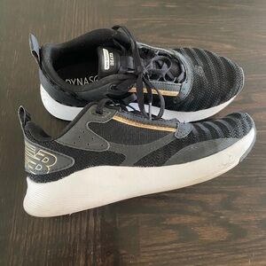 New balance tennis shoes